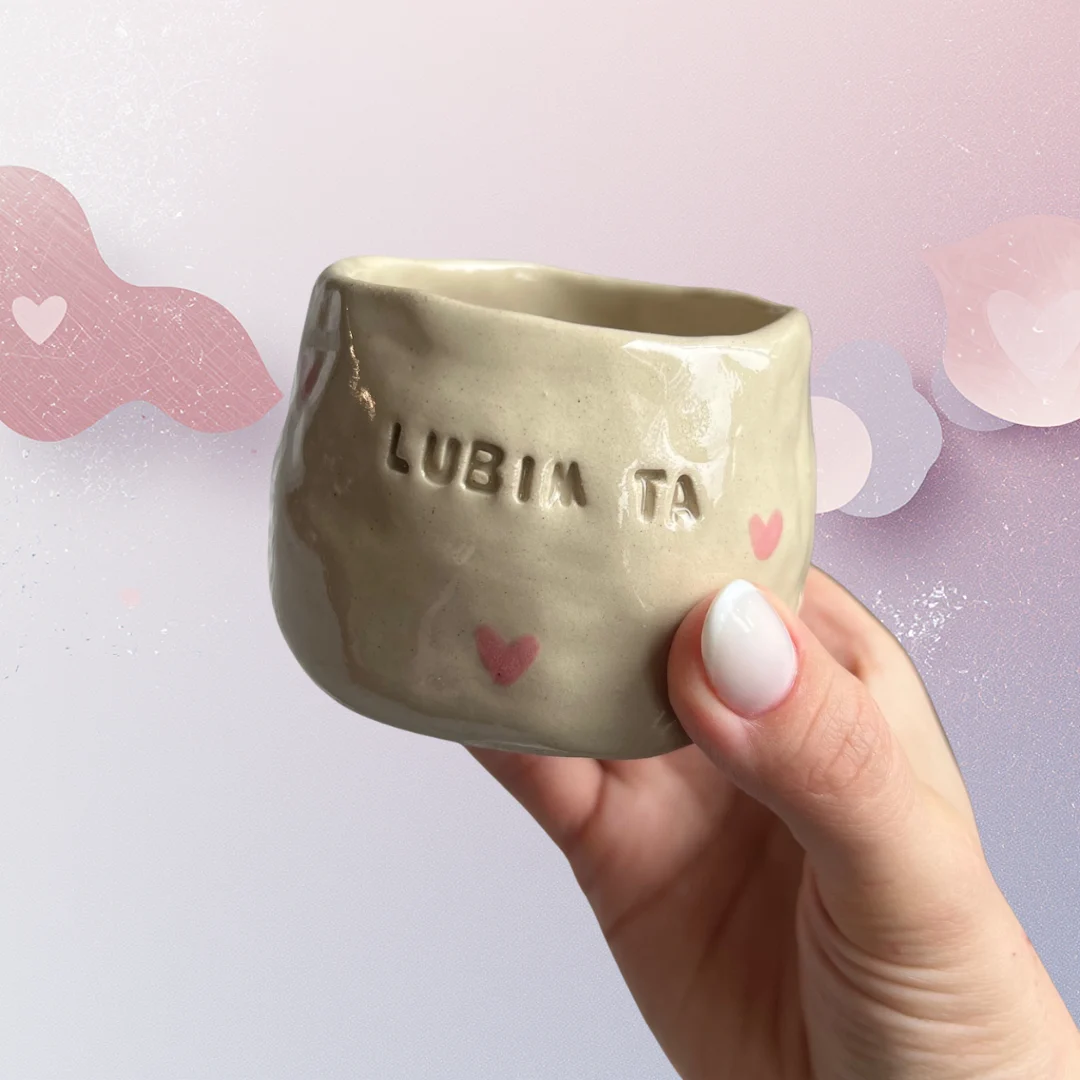Handmade šálka „Ľúbim ťa“ so srdiečkami, limitovaná edícia, ukážka 2
