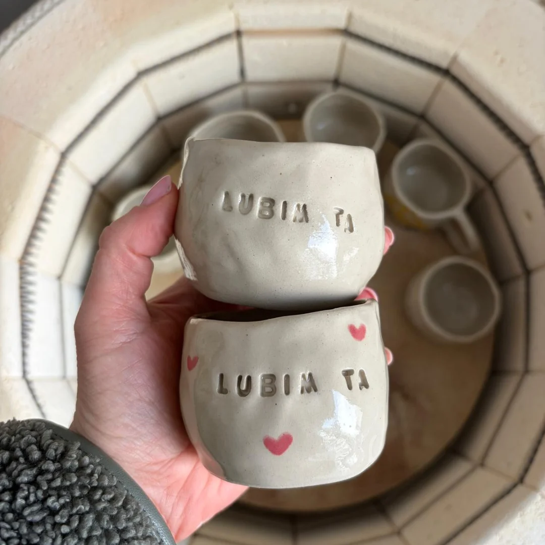 Handmade šálka „Ľúbim ťa“ so srdiečkami, limitovaná edícia, ukážka 6