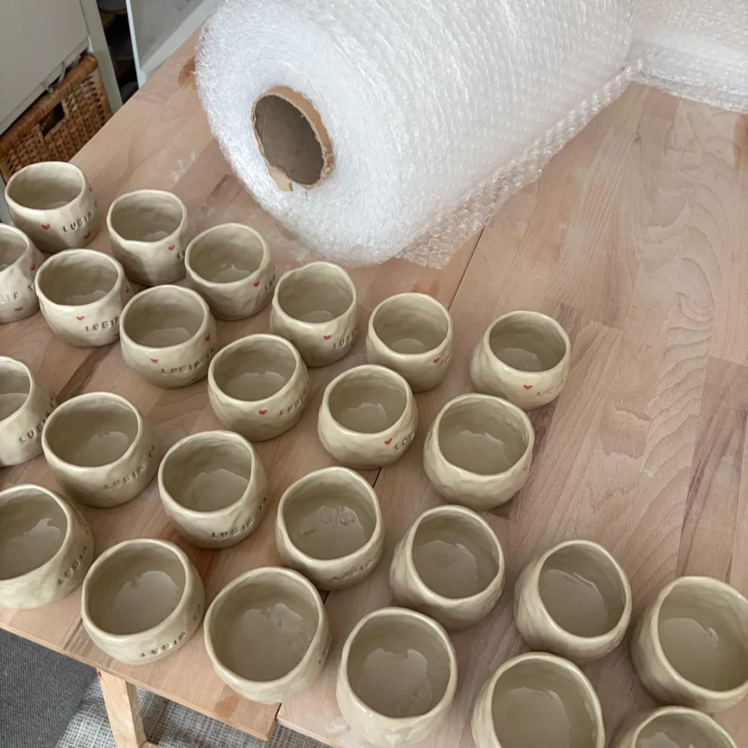 Handmade šálka „Ľúbim ťa“ so srdiečkami, limitovaná edícia, ukážka 3