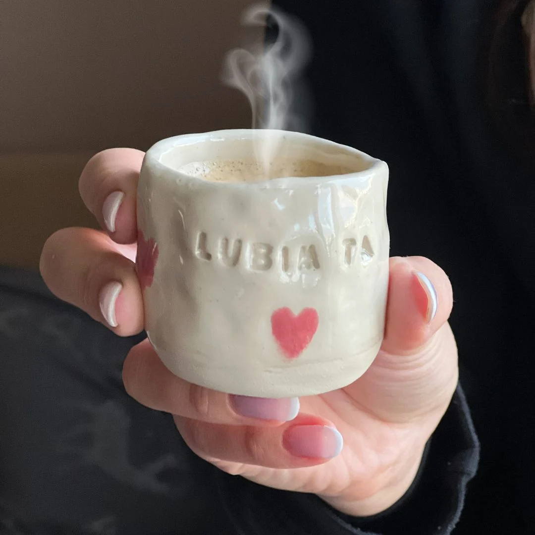 Handmade šálka „Ľúbim ťa“ so srdiečkami, limitovaná edícia