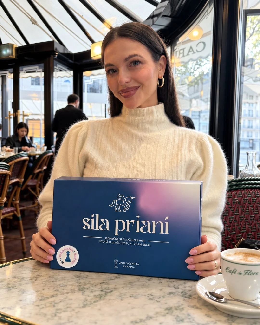 Simona Pellegrini s hrou Sila prianí v kaviarni